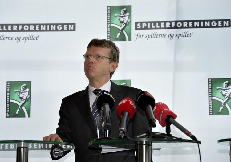 Mads Øland politianmeldte Divisionsforeningen, efter at modtagelsen af et brev var blevet underskrevet med falsk underskrift. 