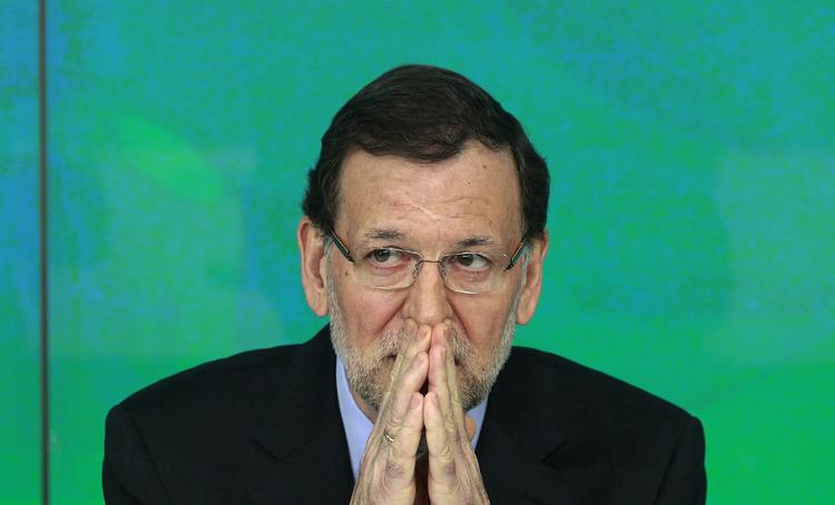 afviser. Mariano Rajoy forsøger at stoppe beskyldningerne om, at han og hans konservative parti skulle have modtaget ulovlige pengebeløb, efter at en stor spansk avis har fremlagt flere dokumenter. 