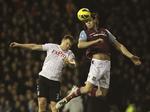 tårnhøjt. West Hams Andy Carroll (th) var afgørende som spilstation for de fleste angreb i kampen mod Swansea. Og den store angriber afgjorde opgøret med en hovedstødsscoring efter hjørnespark. 