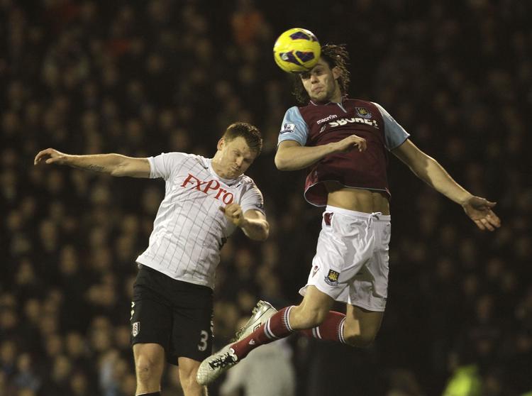 tårnhøjt. West Hams Andy Carroll (th) var afgørende som spilstation for de fleste angreb i kampen mod Swansea. Og den store angriber afgjorde opgøret med en hovedstødsscoring efter hjørnespark. 