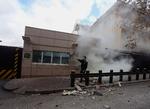 Terror. Angrebet fandt sted da en mand udløste en håndgranat ved indgangen til den amerikanske ambassade i Ankara. Udover manden selv, døde også en sikkerhedsvagt. 