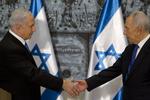 Netanyahu (tv) trykker hånd med præsident Peres. Netanyahu har nu 28 dage til at danne en regering. Iagttagere siger, at opgaven bliver vanskelig - især efter at Likudpartiet gik hele 11 mandater tilbage i forhold til foregående valg. 