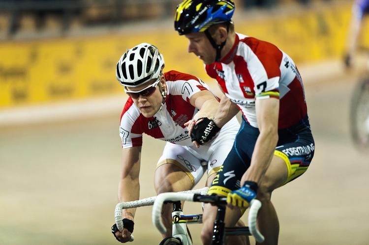 affyringsrampe. Lasse Norman er klar til at blive sendt af sted af Michael Mørkøv, der anser sin lillebror, Jesper, som en trussel mod parret. 