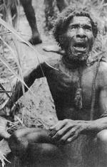 KULTURMØDE. En mand fra Ny Guinea 1933, som er rædselsslagen ved synet af hvide mennesker.