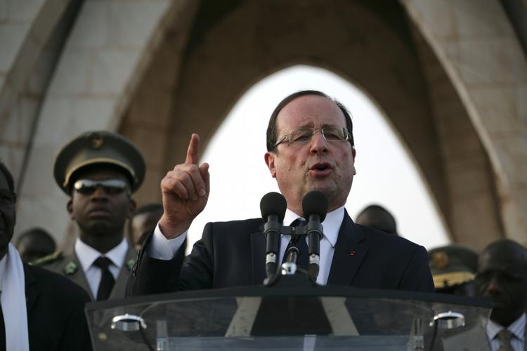 lynvisit. Francois Hollande besøgte i går Mali og fortalte, at de franske soldater bliver lidt endnu, til de islamistiske oprørere er endelig besejret. 