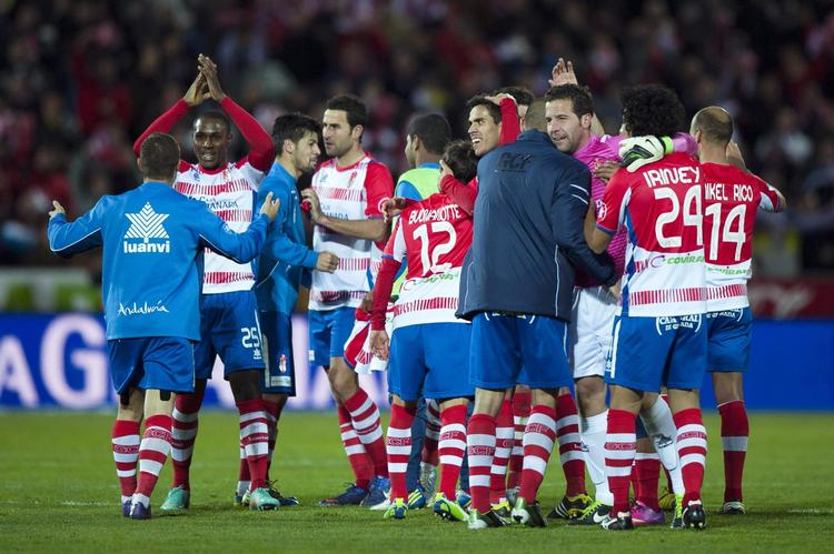 afstand. Med nederlaget til Granada er Real Madrid nu 15 point efter Barcelona, som oven i købet har spillet en kamp mindre. 