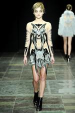 punk de luxe. En af Anne Sofie Madsens punkede Pocahontaser med frynset nederdel. 