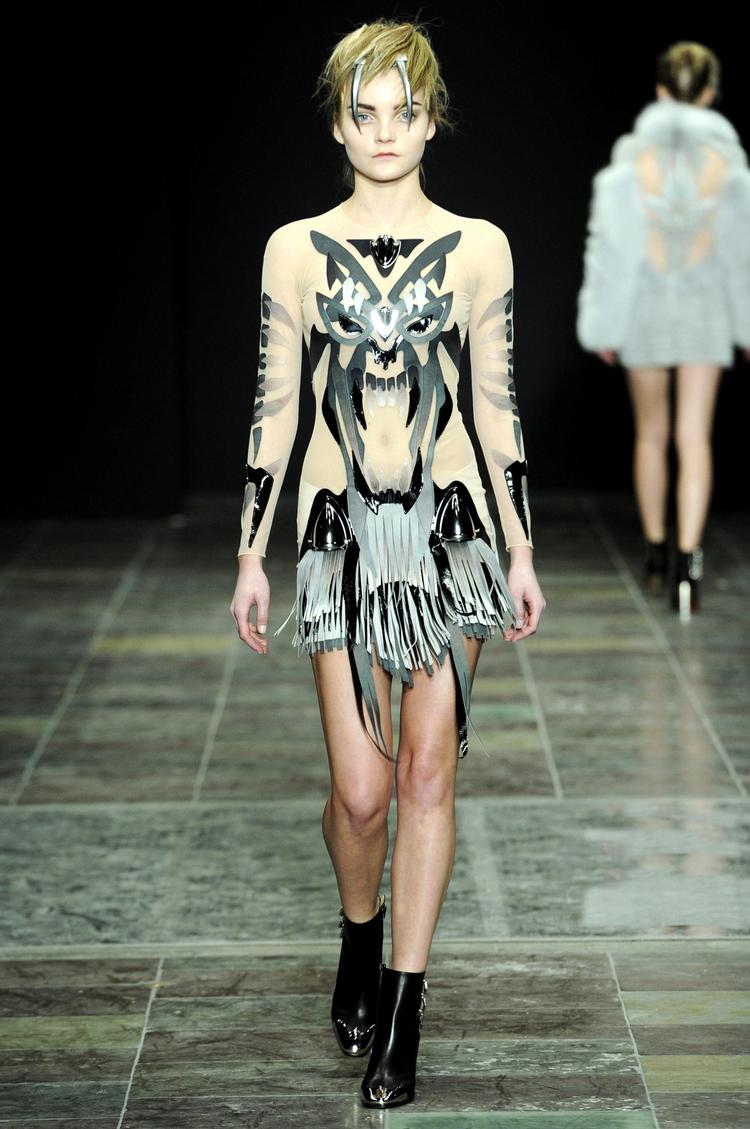 punk de luxe. En af Anne Sofie Madsens punkede Pocahontaser med frynset nederdel. 