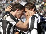 TOPHOLD. Efter en 2-1-sejr over Cheivo er Stephn Lichtsteiner (tv.) og Alessandro Matri (th.) atter tre point foran i Serie A. 