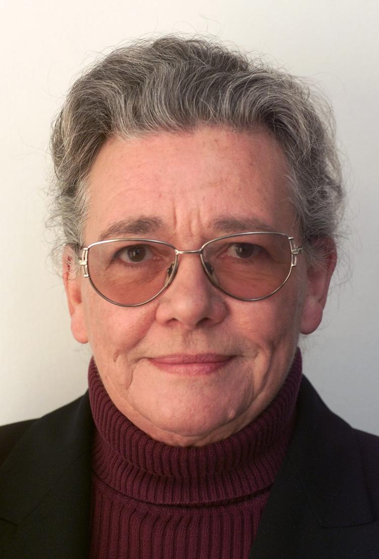 Død. Aase Olesen blev født i Horsens og oprindeligt uddannet lærer. Hun kom i Folketinget i 1974. 