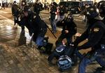 Uro. Betjentene kæmper med demonstranter i Madrid, hvor ministerpræsident Rajoys pure afvisning af beskyldninger om bestikkelse har fået vreden til at blusse op. 