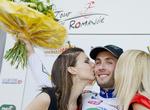 VINDERKYS. Sidste år fik Jonathan Hivert kindkys som etapevinder i Tour de Romandie. 