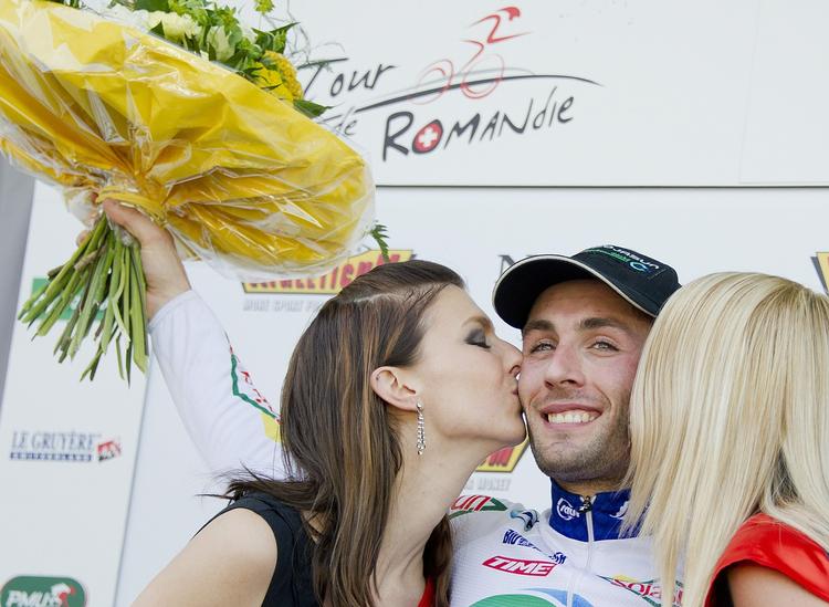 VINDERKYS. Sidste år fik Jonathan Hivert kindkys som etapevinder i Tour de Romandie. 