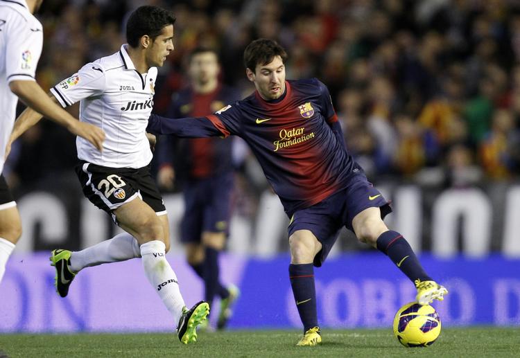 Målscorer. Et straffespark gav Lionel Messi (th.) muligheden for at banke sæsonens 34. ligamål i kassen. 