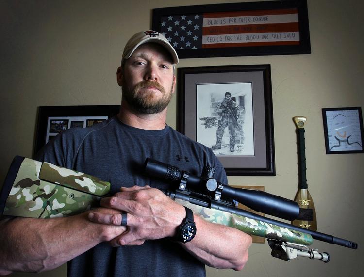 Dræbt. Den tidligere skarpskytte Chris Kyle blev lørdag dræbt på en skydebane. Politiet har anholdt og sigtet en tidligere marinesoldat for mordet. 
