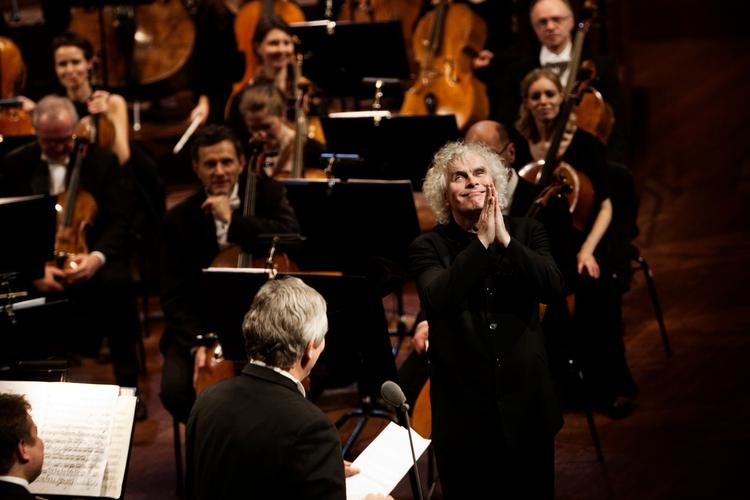 Tak. Simon Rattle sendte med  hænderne en takkende hilsen til  Carl Nielsen, hvis 4. Symfoni var  med på Sonningpris-modtagerens program. 
