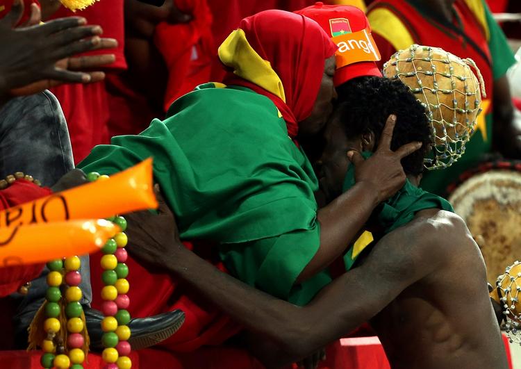 målscorer. Burkina Faso's Jonathan Pitroipa (th.) fejrer sin scoring med de tilrejsende fans på Mbombela Stadium i Sydafrika. 