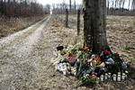 DRABSSTED. Blomster ved den skovvej, hvor den 22-årige Anders Mark Hansen blev ombragt. 