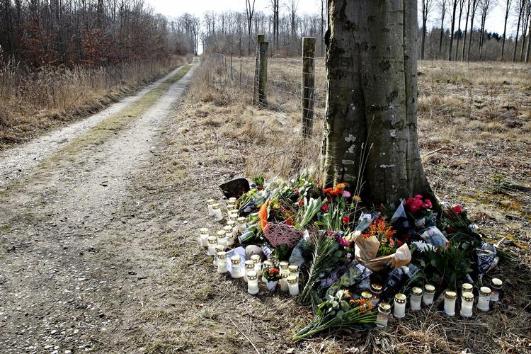 DRABSSTED. Blomster ved den skovvej, hvor den 22-årige Anders Mark Hansen blev ombragt. 