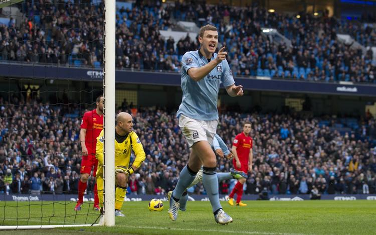 Deling. Edin Dzeko var med til at sikre City et point imod Liverpool søndag. Manager Mancini tror stadig på, at det kan blive til guld. 