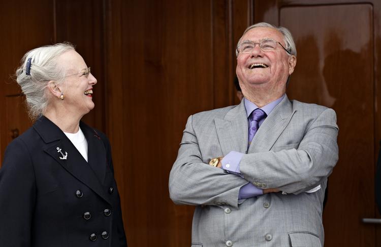 Kongeligt. Det vil puste nyt liv i monarkiet, hvis vi indførte fuld ligestilling, skriver Trine Villemann, efter at Prins Henrik har beklaget sig over sin rolle og titel i kongehuset i det franske magasin Point de Vue. 