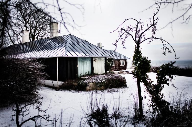 Direktørboligen. Arkitekterne Jørgen Bo og Vilhelm Wohlert tegnede både udbygningen til Louisiana og Louisiana-direktørens eget hus, hvor der er udsigt til Øresund. 