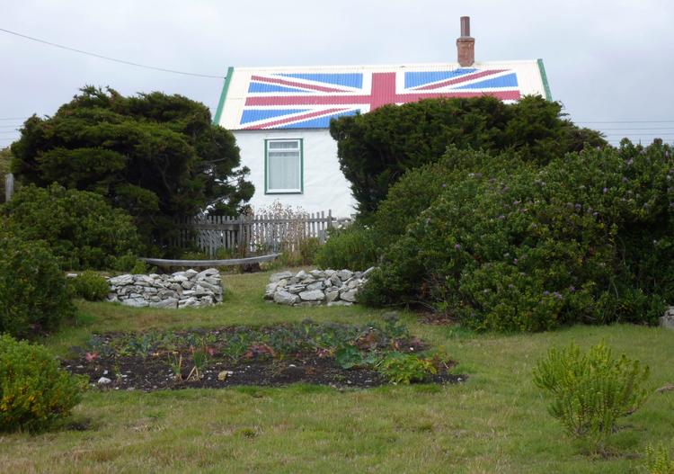 TILKNYTNING. Indbygger på Falklandsøerne lægger ikke skjul på sin nationalitet. Han har malet det britiske flag på sit hustag i hovedstaden Stanley. 