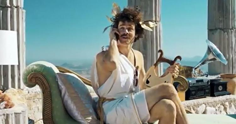 I Apollo Rejsers reklamefilm bliver den græske gud Apollo sendt ud for at reklamere for Apollo. 