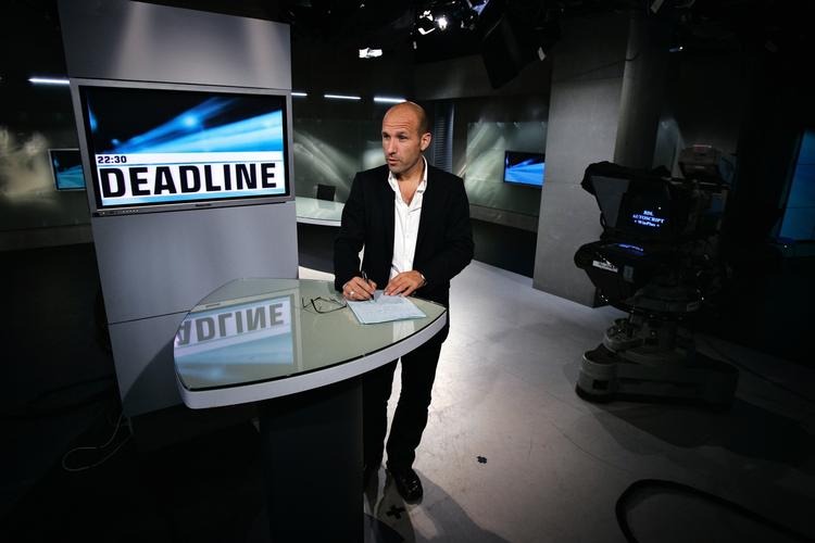 Tilbage. Adam Holm skal tilbage på skærmen på DR2. Det bliver som nyhedsvært, men det fremgår ikke, hvilke programmer, Holm skal være vært på. 