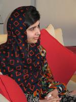 Bedring. Jeg får det bedre dag for dag, siger Malala Yousafzai på en video fra hospitalet. 