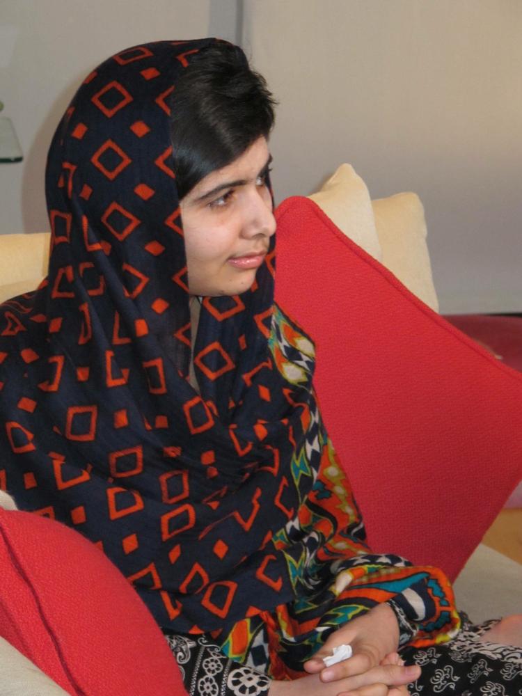 Bedring. Jeg får det bedre dag for dag, siger Malala Yousafzai på en video fra hospitalet. 