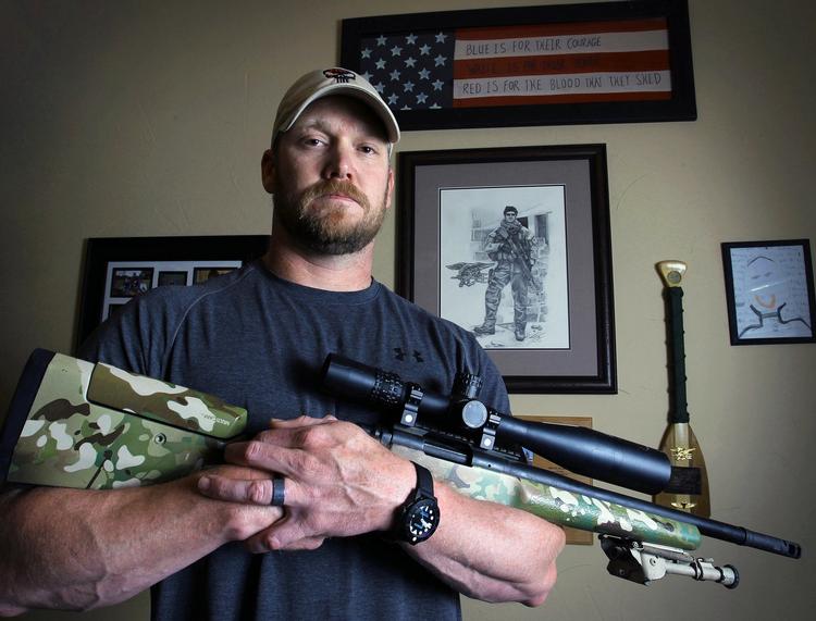 DRÆBT. Den tidligere snigskytte Chris Kyle mistede lørdag livet på en skydebane. En tidligere marinesoldat er anholdt for drabet. 