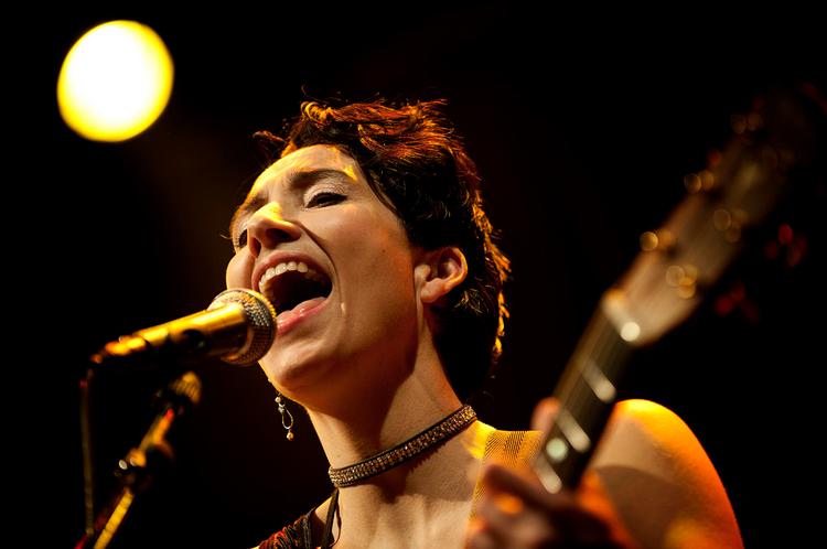 På pumperne. Sanger og komponist Trinelise Væring mener, at musikernes indtægtskilder langsomt eroderer, og det vil efterlade Danmark musikalsk  fattigere. 