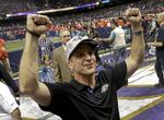 Brødre. John Harbaugh er træner for Baltimore Ravens, der i går vandt Super Bowl. Hans lillebror Jim Harbaugh træner San Francisco 49'ers, der tabte. 
