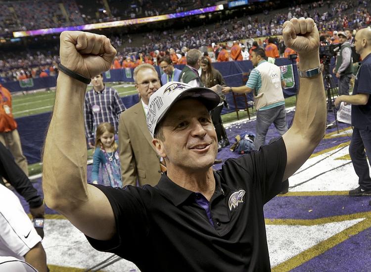 Brødre. John Harbaugh er træner for Baltimore Ravens, der i går vandt Super Bowl. Hans lillebror Jim Harbaugh træner San Francisco 49'ers, der tabte. 