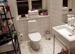 Særtilfælde. Opvaskemiddel kan klare den løbende vedligeholdelse af toilettet, men er det rigtig grelt, skal der citronsyre, eddikesyre eller fælgerens til. 