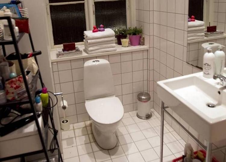 Særtilfælde. Opvaskemiddel kan klare den løbende vedligeholdelse af toilettet, men er det rigtig grelt, skal der citronsyre, eddikesyre eller fælgerens til. 