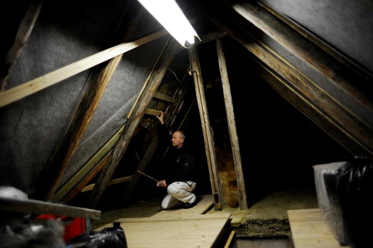 grøn? Trænger huset til efterisolering, er der masser af tilbud derude om grøn isolering med papiruld. Men det er en god ide at undgå papiruld med det giftige stof borsyre. (arkivfoto) 