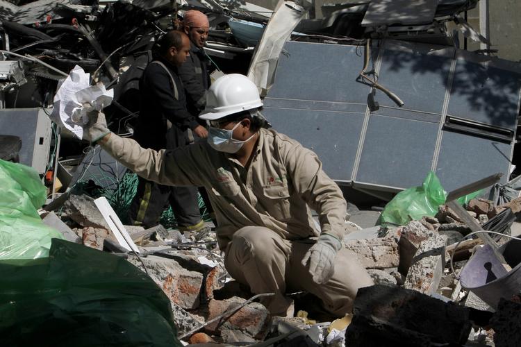 kaos. Flere tusinde mennesker flygtede ud af den 200 meter høje kontorbygning i Mexico City, da den blev ramt af en ekpslosion i sidste uge. 37 blev dræbt. 