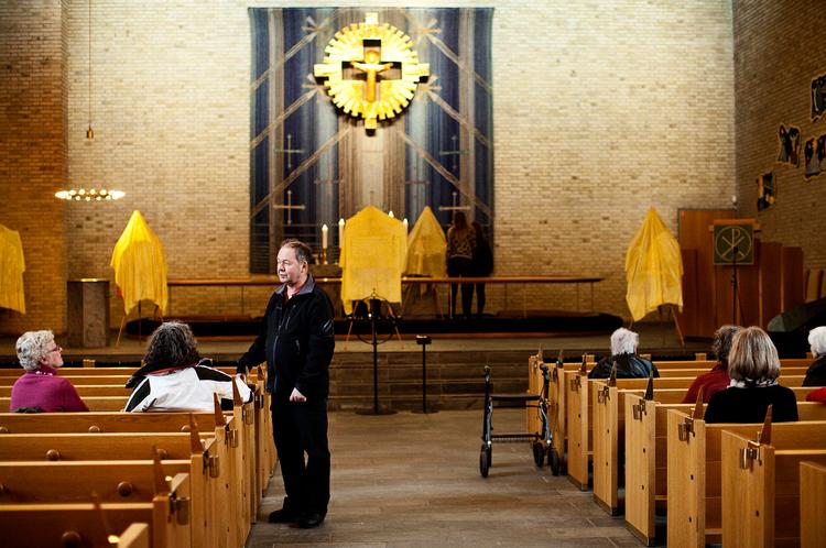 kirkeliv. Ved gudstjenesten søndag i den lukningstruede Utterslev Kirke blev konfirmandernes altermalerier afsløret. 