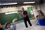 Leg. Når eleverne i 1. a på Lindevangskolen på Frederiksberg skal lære at bøje navneord sammen med dansklærer Jon Andersen, så sker det gennem leg. Først når de griber bamsen, må de bøje ordene. 