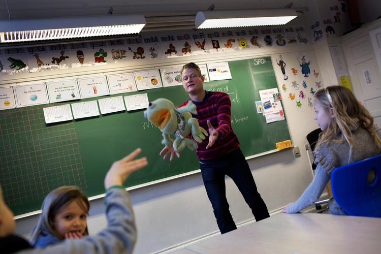 Leg. Når eleverne i 1. a på Lindevangskolen på Frederiksberg skal lære at bøje navneord sammen med dansklærer Jon Andersen, så sker det gennem leg. Først når de griber bamsen, må de bøje ordene. 