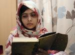 Læsehest. Malala Yousafzai læser en bog på hospitalet i England. Det er pigers ret til at gå i skole, der har gjort Malala berømt. 