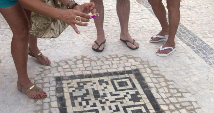 Info. Fortovene i Rio de Janeiro rummer oplysninger til turister. De særlige QR-koder kan aflæses med en smartphone. 
