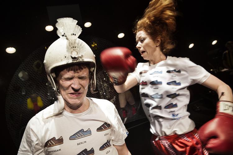 KONTAKTSPORT. Mikkel Arndt  og Johanne Louise Schmidt  i korporlige gymnastiske øvelser. 