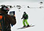 Optagelse. Nedløbet på ski bliver filmet af skimakkeren, og så kan du bagefter se, hvad der går godt, og hvad der er mindre godt. Og derpå navigere dit skiløb. Senere er det også nemt  at se om du har udviklet dig i løbet af ugen. 