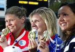 Rivalerne. I 2010 vandt Lotte Friis EM-bronze i 400 meter fri efter Rebecca Adlington (i midten) og franske Cyriell Etienne (th.). 