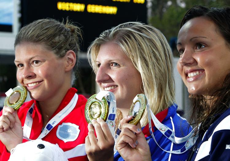 Rivalerne. I 2010 vandt Lotte Friis EM-bronze i 400 meter fri efter Rebecca Adlington (i midten) og franske Cyriell Etienne (th.). 