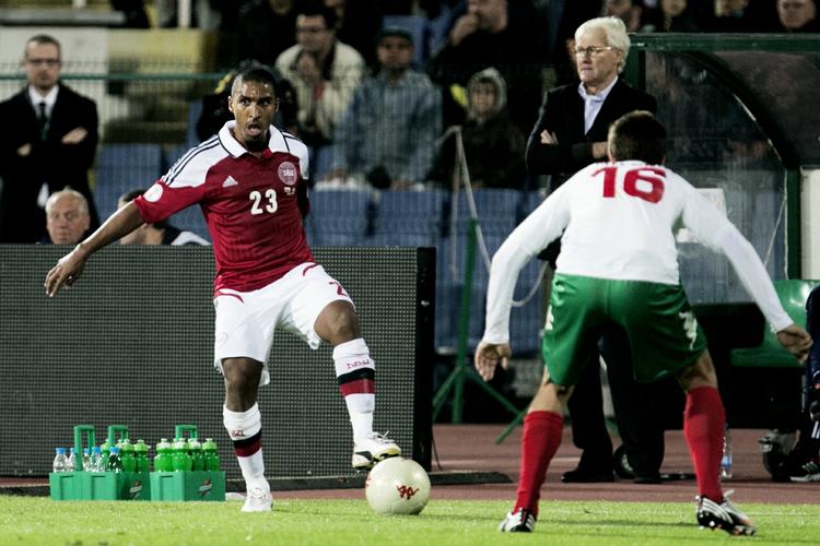 Forfulgt. Tilskuernes behandling af Patrick Mtiliga får konsekvenser for Bulgariens VM-hold. 