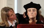 Rekonstruktion. Kong Richard III's  paryk rettes til, inden monarkens nu genskabte ansigt blev offentliggjort. 
